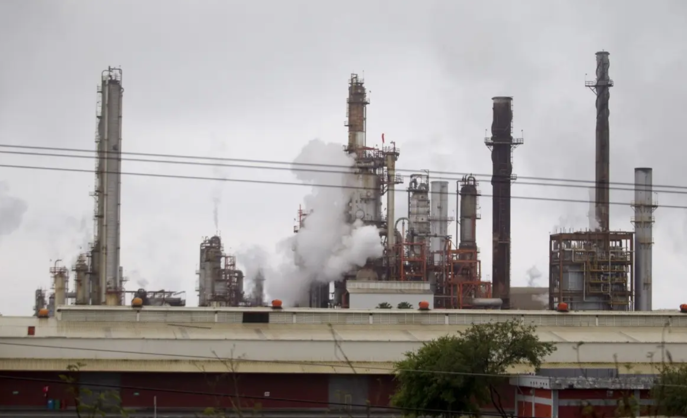 Afirma López Obrador falso que refinería de Cadereyta contamine Nuevo León